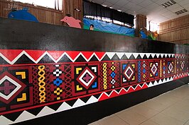 活動中心舞台牆壁上的平埔族文化圖騰。