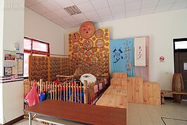 活動中心內一角用各種字體所寫的「夢」字，提醒著小林村所有人們不要忘記追夢。