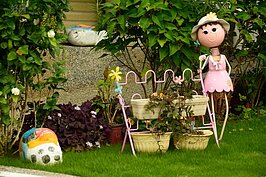 小林村民們發揮創意，精心布置前庭的小花園。走在這邊常讓人眼睛一亮。