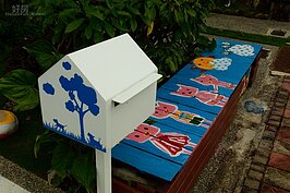 小林村民們發揮創意，精心布置前庭的小花園。走在這邊常讓人眼睛一亮。