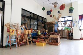活動中心內同時也展示當地居民利用竹子所創作的作品。