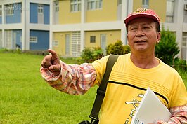 退休老師徐榮中先生，積極參與小林村建設事務，也義務擔任參訪的導覽工作。