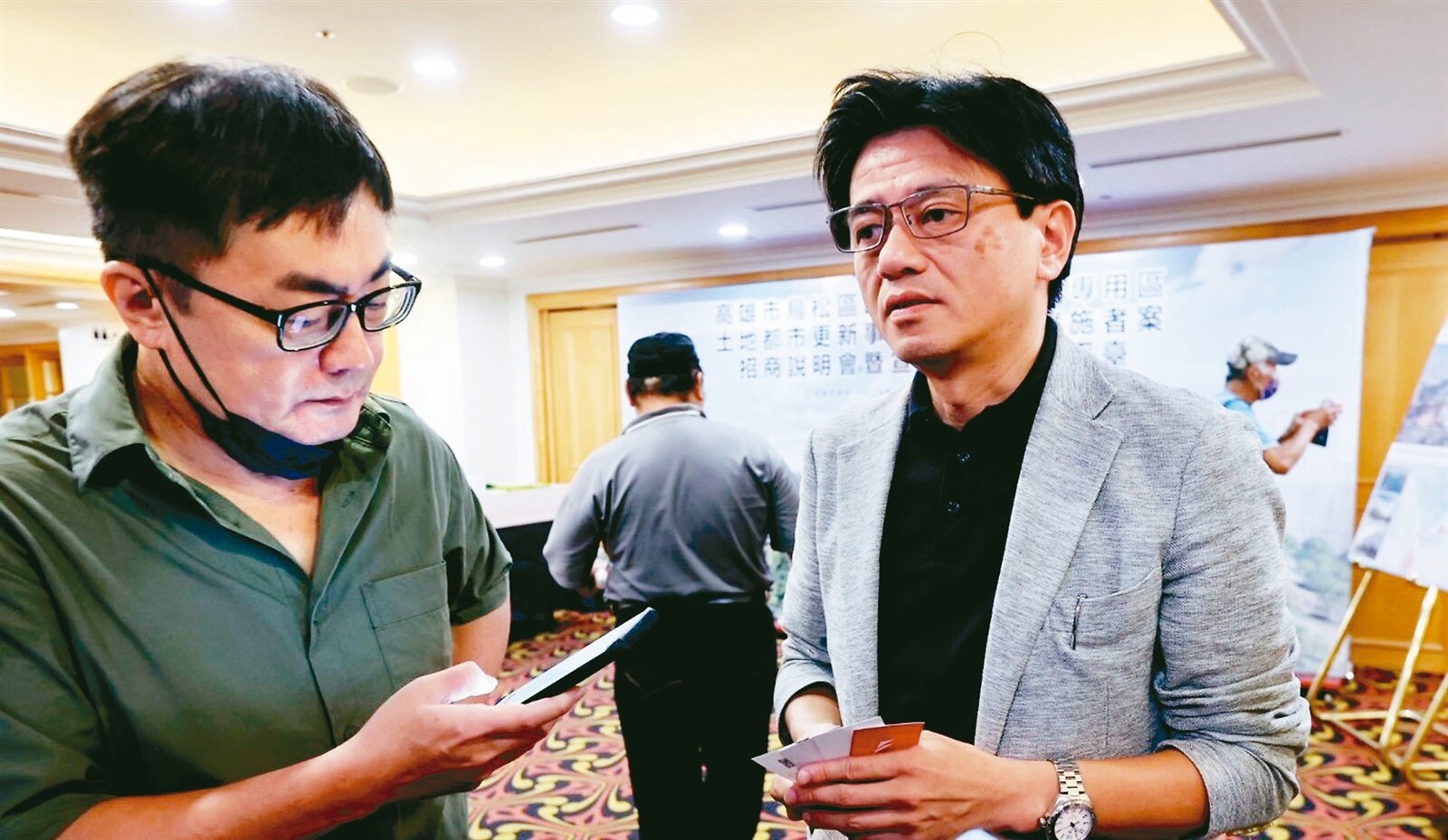 台鋼雄鷹球團總經理劉東洋（右）受訪時明確表示，台鋼「有意願參與投標」。記者劉學聖／攝影 