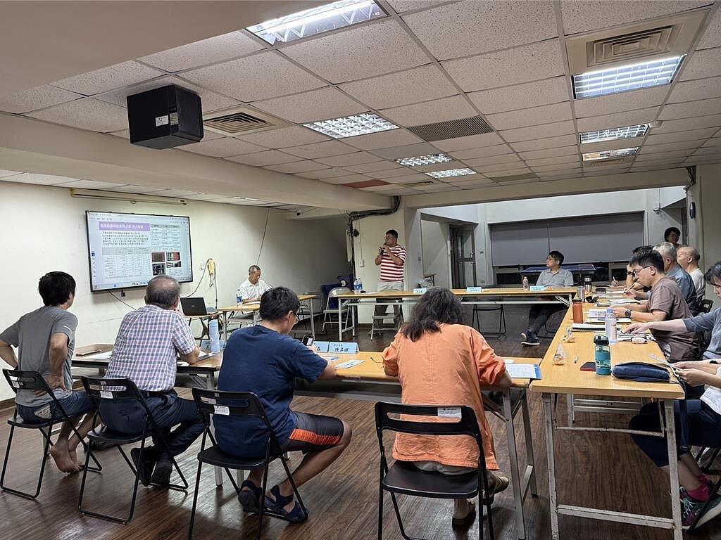 新竹市政府於東區大學路梅竹山莊社區舉辦「都市更新整建維護」說明會,與社區居民交流建築老化現況及相關改善政策。圖/新竹市政府提供