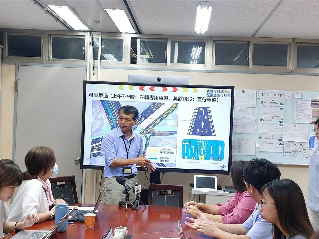 北市交通局謝銘鴻表示,將自16日起在上午7至9時調整羅斯福路北往南的內側第3車道為左轉專用車道,可左轉至基隆路,進一步緩解上班塞車情形。圖/中國時報記者徐佑昇攝影