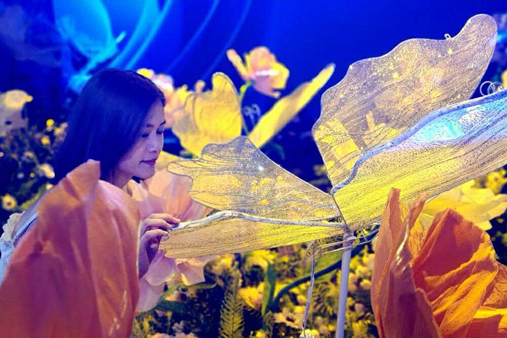 重返童話的奇幻國度 愛麗絲拯救仙境台北站11/8登場 超高亮度投影系統,營造五米高包覆式立體空間,讓觀眾如同置身動態故事書,重返童話的奇幻篇章。圖/詠威互動科技提供
