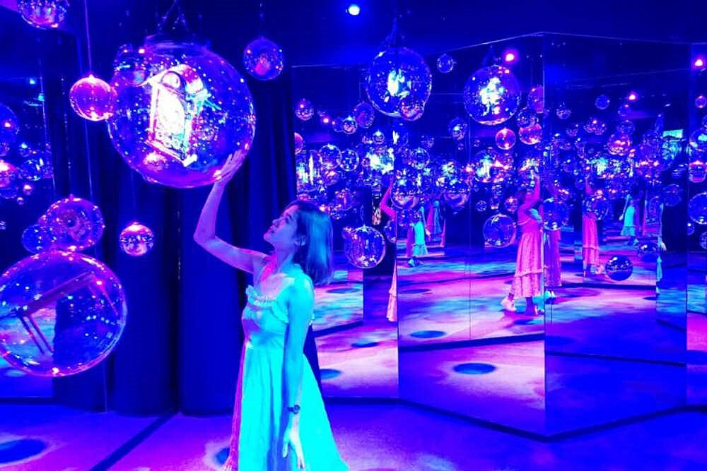 重返童話的奇幻國度 愛麗絲拯救仙境台北站11/8登場 展覽以沉浸式體驗帶領觀眾走進奇幻仙境,和愛麗絲一起經歷冒險。圖/詠威互動科技提供