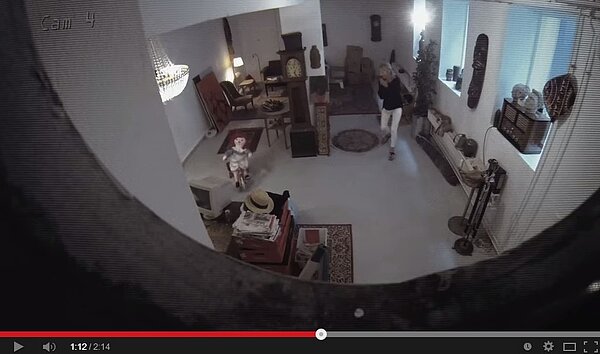 業者將屋內佈置各種「靈異現象」,房客被眼前騎著腳踏車的娃娃緩緩移動嚇得花容失色(截取自Lejebolig)