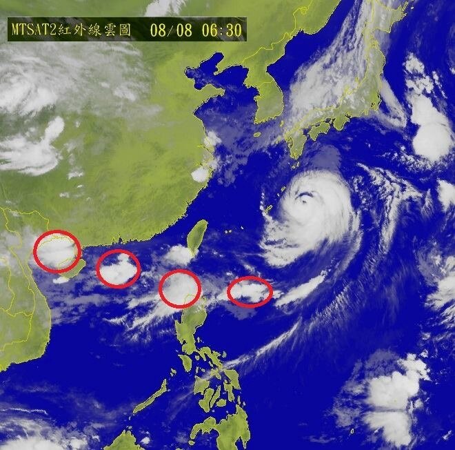 等間隔排列雲團。(截取自鄭明典臉書頁面)