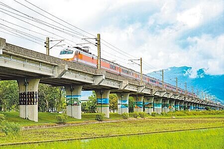 宜蘭縣政府啟動頭城、礁溪鐵路高架化可行性評估,盼能促進都市更新。圖為宜蘭市鐵路高架路段。(本報資料照片)