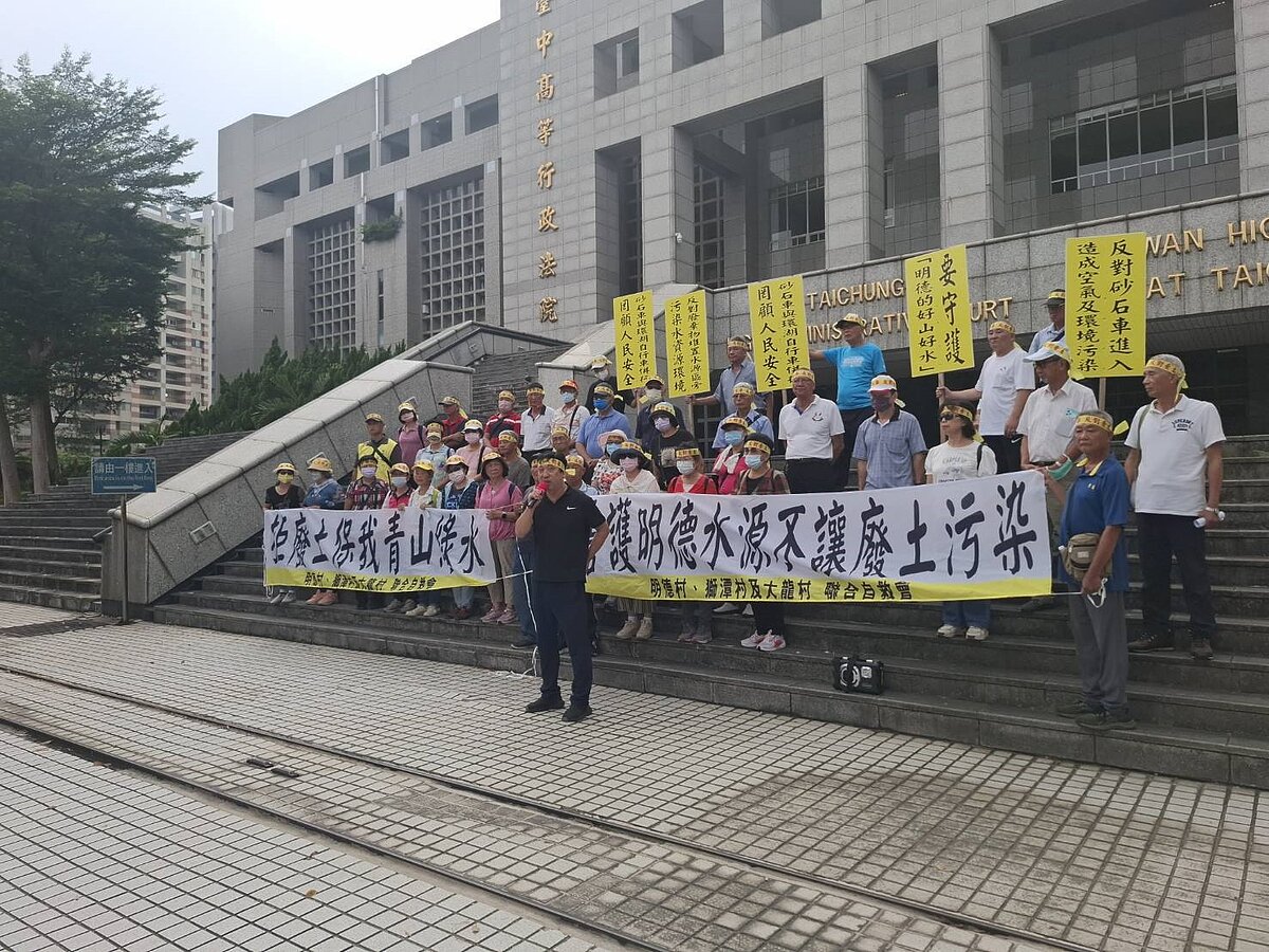 苗栗造橋大桃坪土石方資源堆置場開發案引發造橋鄉大龍村、頭屋鄉明德村兩地居民強烈反彈,自救會向台中高等行政法院提出行政訴訟,指控縣府強行通過環評,明顯違法且程序不正當,要求訴訟結果出爐前,開發案應立即停工。圖/反大桃坪堆置場自救會提供