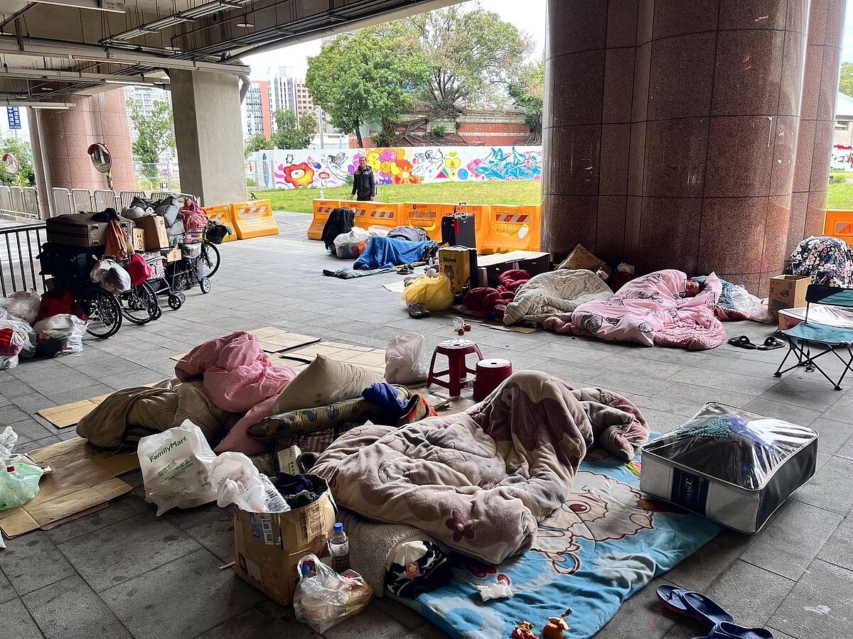 北車性侵案令舉國大譁，街友問題再次成為討論焦點，台中車站就是街友熱點之一，議員要求市府提出更積極做法，社會局表示已在規畫提供沐浴功能的中繼站。圖／聯合報系資料照