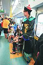 鬼怪列車「不嚇人」　老幼搶合照