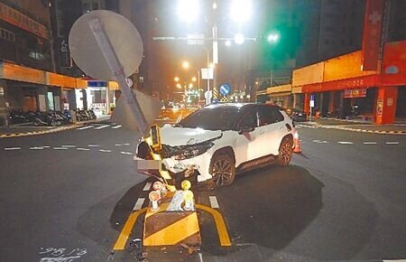 台中市進化北路新設庇護島後,短短3個月自撞事故達19件。經重繪導引線、增設反光柱等改善措施後,今年1至8月事故降至5件,顯示初期設計仍存在安全隱憂。(本報資料照片)