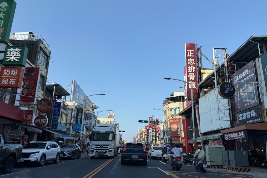 左營大路遇多階段施工加上南門圓環即將要拆,近來有網友抱怨尖峰期塞爆。記者石秀華/攝影