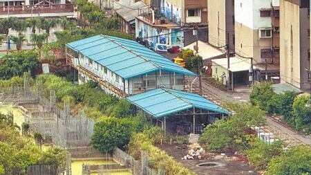 因慶富案爆發停工的基隆海生館預定地工寮,年久失修已成隱患,基隆市政府認定有立即性危險,日前進場全數拆除。(張志康攝)