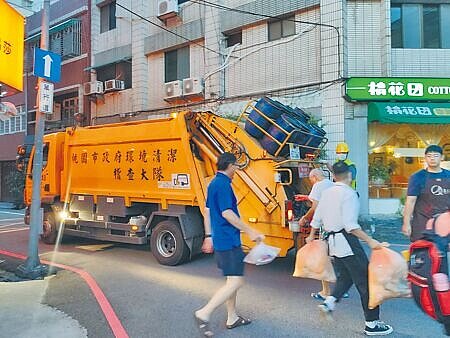 
桃園市環保局12月將對機關、學校、市場試辦垃圾費隨袋徵收，明年1月正式上路，希望能減少桃園市1至2成垃圾量。（本報資料照片）
