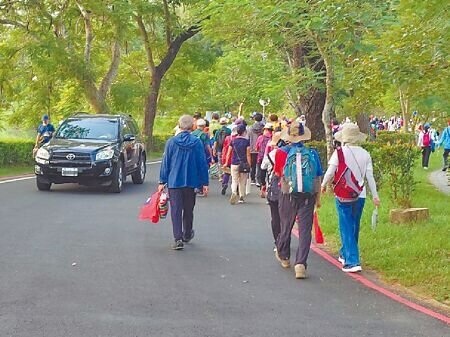 高雄市政府今年國慶日,首度將國慶升旗典禮移師澄清湖風景區舉辦,同時國民黨所屬地方團體也在此舉辦千人摸彩健走,讓大量人車潮湧入癱瘓園區交通,加上人車分流狀況不佳,引發民眾、民代批評。(任義宇攝)