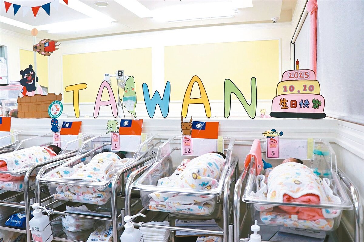 生養壓力大也加劇少子化,國慶寶寶人數也略減,圖為台中茂盛醫院10日上午迎來三名新生兒。圖/茂盛醫院提供
