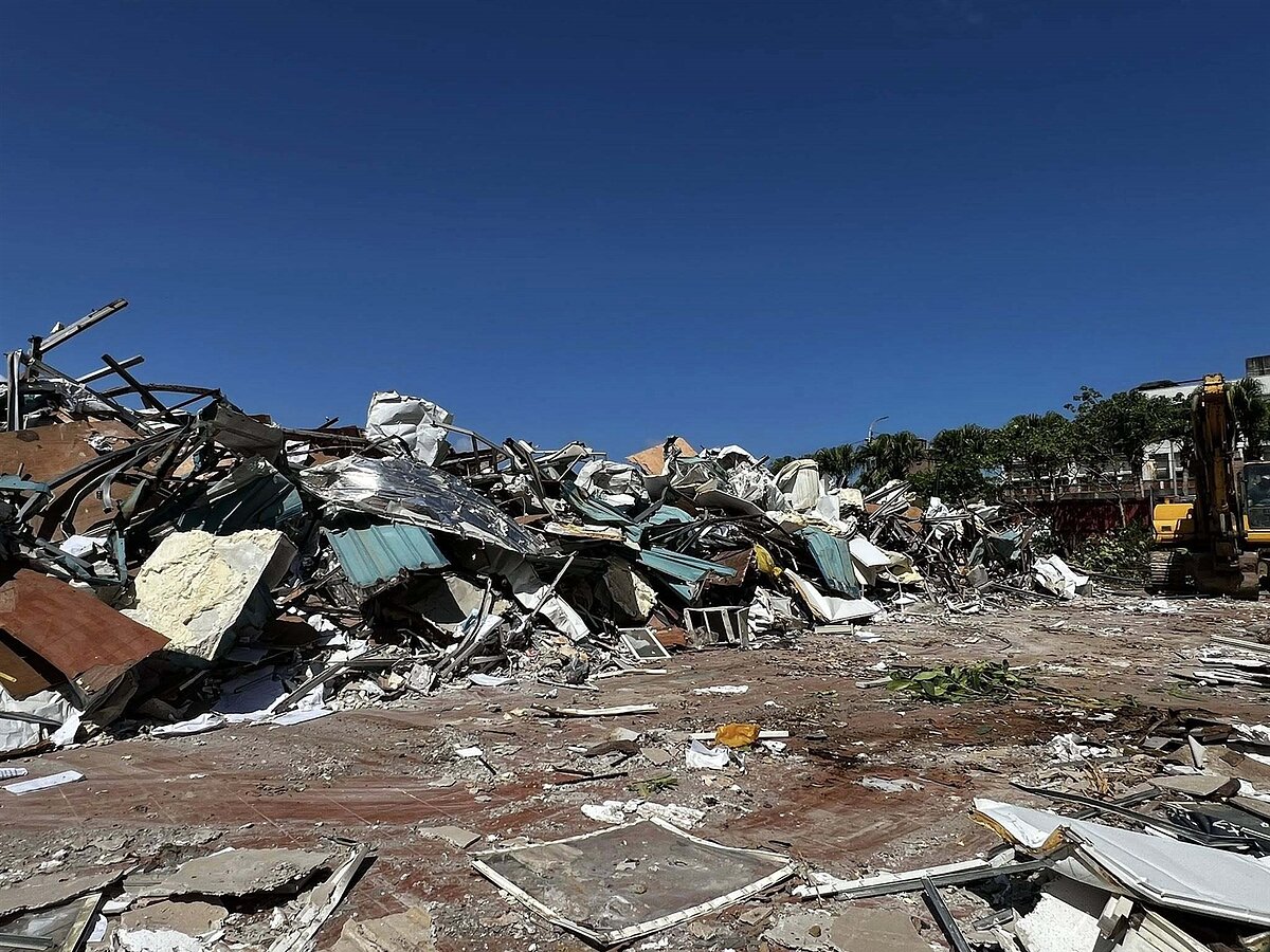 基隆八斗子海生館延宕8年,廢棄工寮居民怨聲載道終於拆了。圖/張顥瀚提供