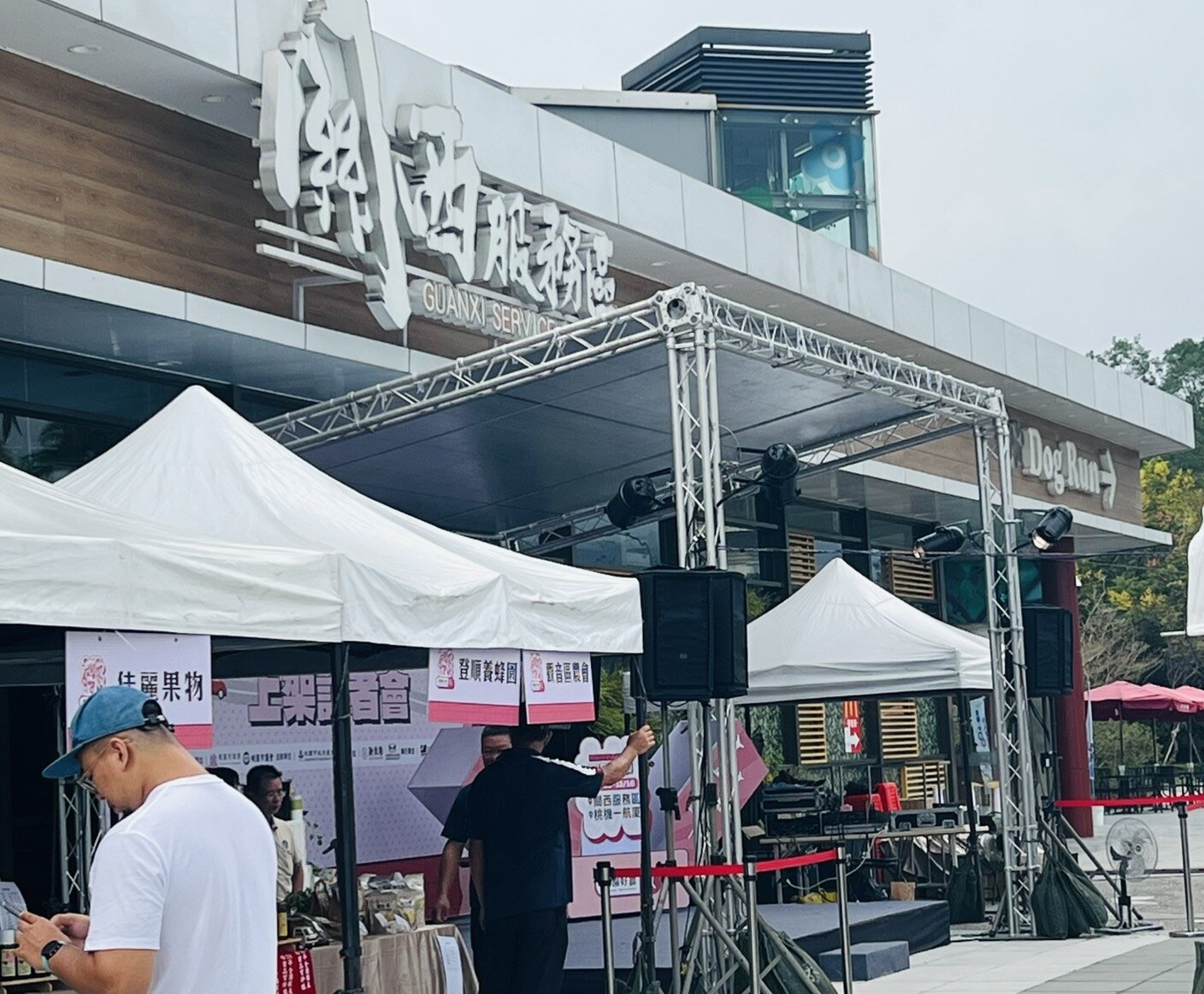 新竹關西服務區表現搶眼,不僅勇奪「好好吃」與「好好玩」雙冠王,更以高達5.98億元的年營收,榮登2024年全台服務區營收第一寶座。記者郭政芬/攝影