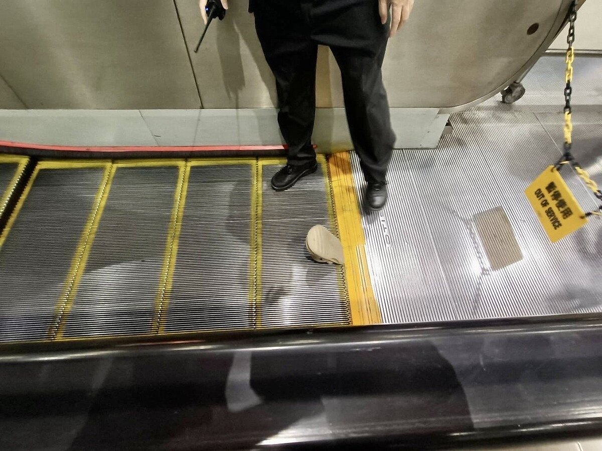 新北市板橋區捷運新埔站5號出口11日中午傳出意外,疑似電扶梯發生故障,造成多人受傷。圖/記者王長鼎翻攝