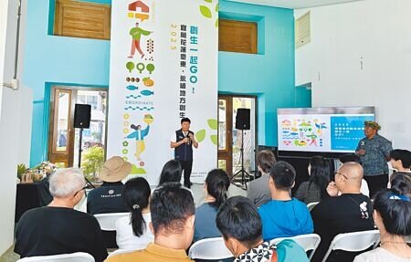 台東市人口逾10萬,是海端鄉的30倍,但兩地皆獲得約3億元中央統籌分配款,台東市長陳銘風(台上者)11日在2025東區地方創生展中直言「這樣分配實在不太合理!」(蔡旻妤攝)