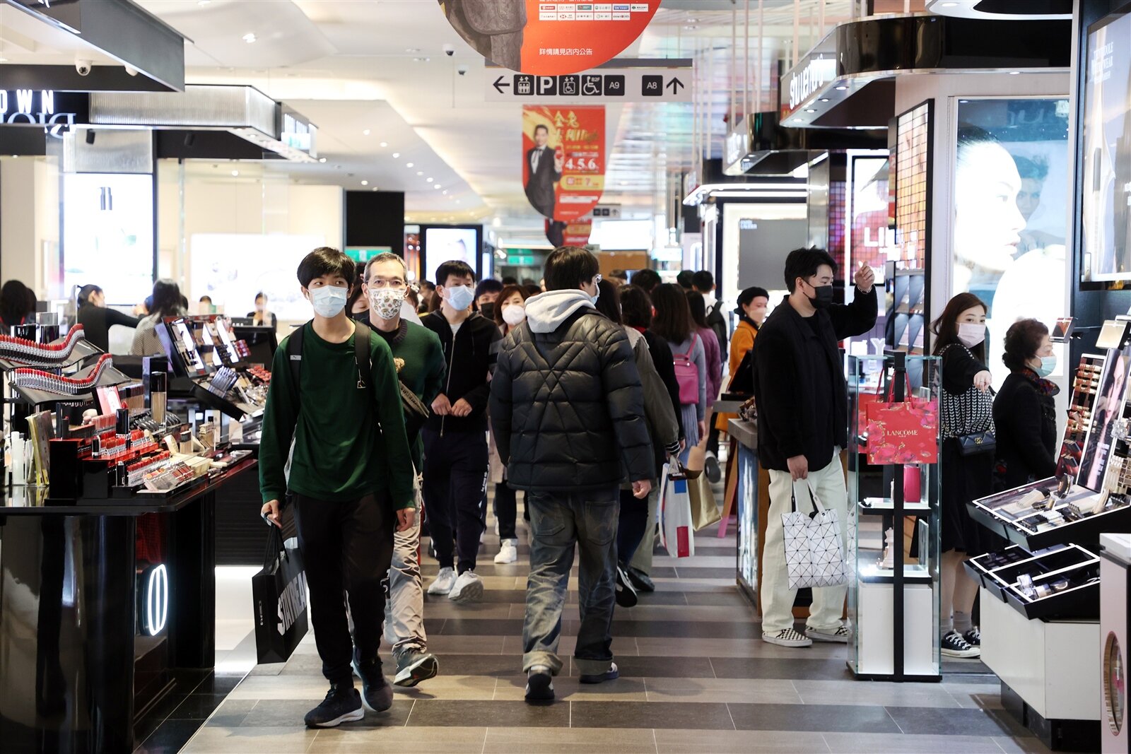 今年百貨業經營艱困，業者期待普發現金一萬元能帶來「活水」。示意圖。圖／聯合報系資料照片 