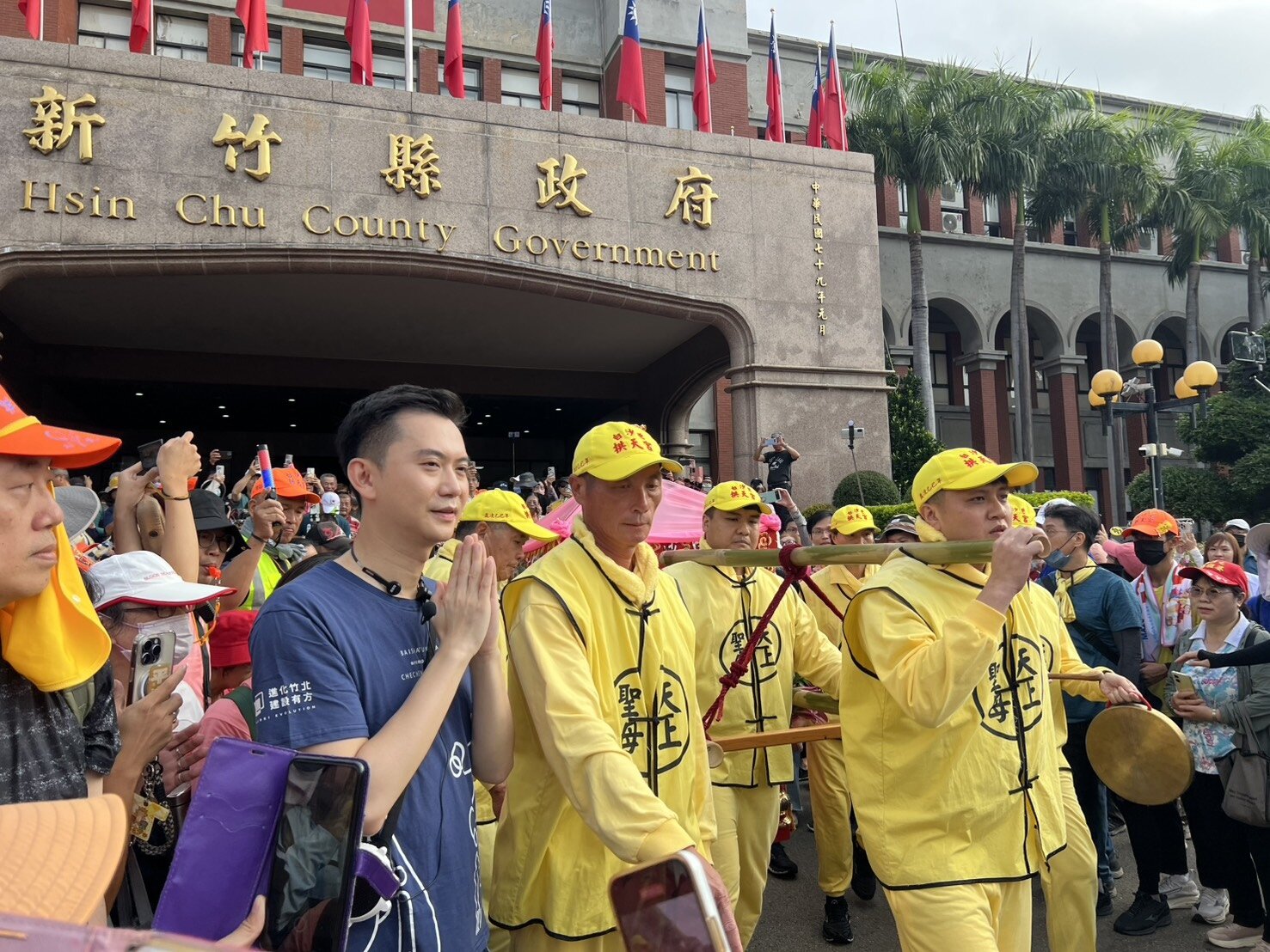 白沙屯媽祖行蹤隨興飄忽,經常會出其不意,昨早起駕後,突然轉向衝新竹縣政府,民眾緊追在後。記者郭政芬/攝影