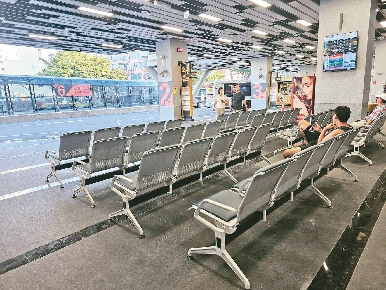 斥資七億多元興建的台中豐原轉運中心,即使昨天國慶連假期間也空蕩蕩,搭車乘客很稀疏。記者游振昇/攝影