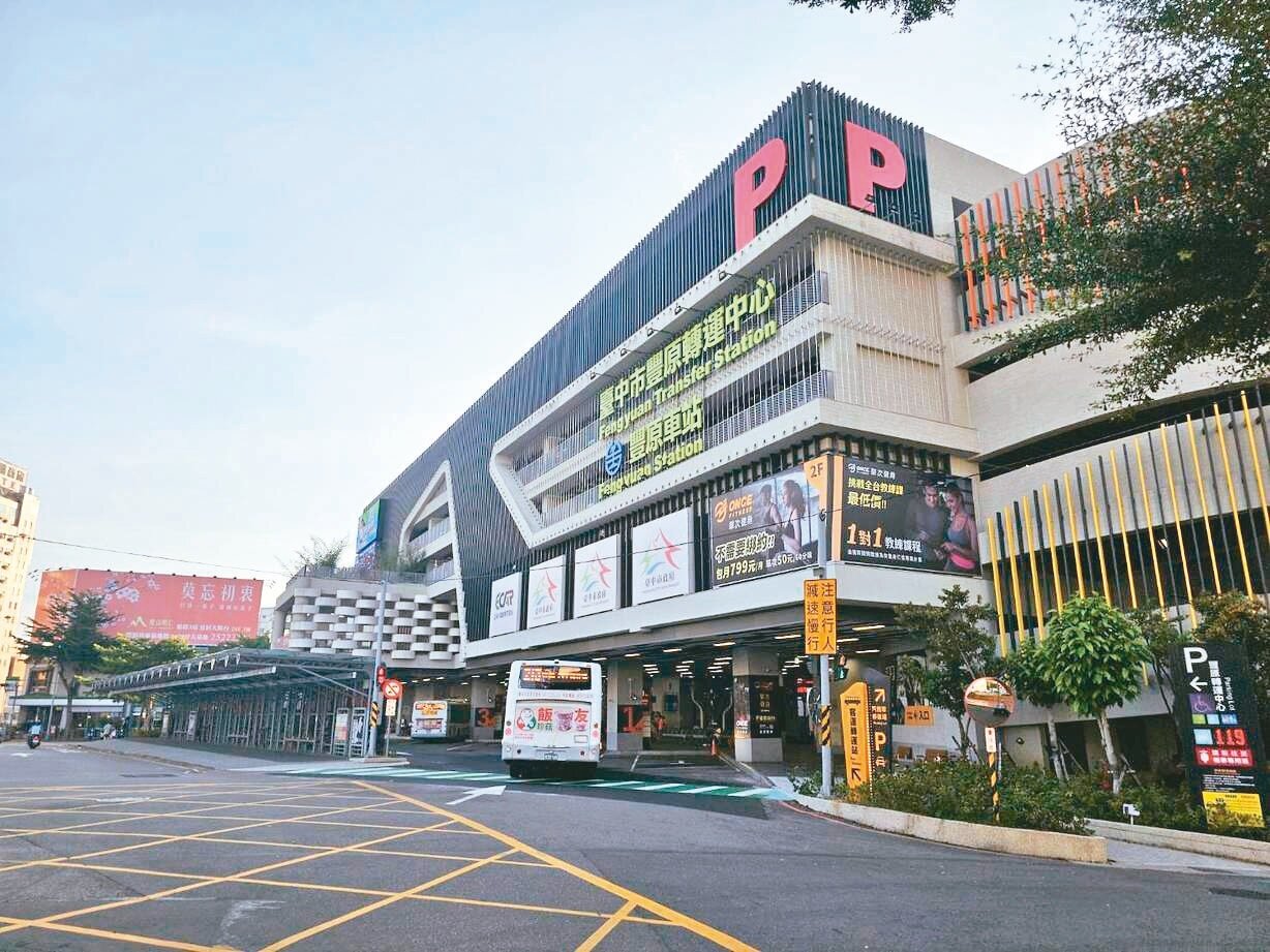 斥資七億多元興建的台中豐原轉運中心,即使昨天國慶連假期間也空蕩蕩。記者游振昇/攝影