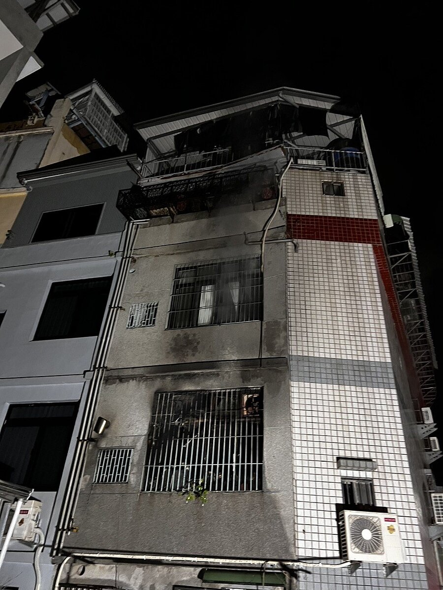 高市左營區有「軍品街」之稱的西陵街某透天厝今晚6時8分傳火警，火勢撲滅，無人受傷，屋外磚牆和鐵窗被燻黑。圖／讀者提供
