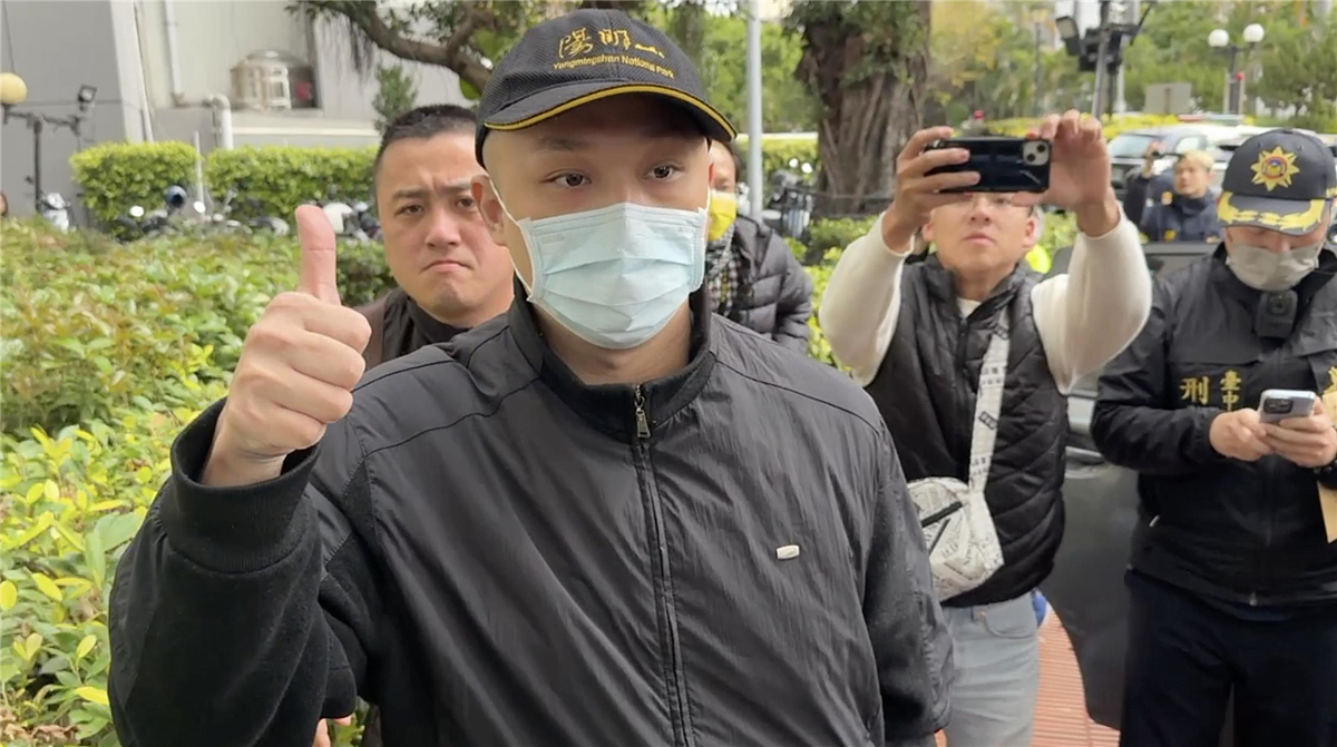 台中市夏姓男子涉假婚賴姓高中生,遭判刑1年6月確定,今年2月發監執行,他遲到36分鐘,還對媒體比出手勢。圖/聯合報系資料照