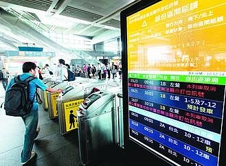 高鐵台中站道岔訊號異常,南下北上部分車次都受到影響,高鐵在站內加強廣播,並協助旅客改以空位搭乘方式改搭其他班次列車,疏運旅客。(記者黃士航/攝影)