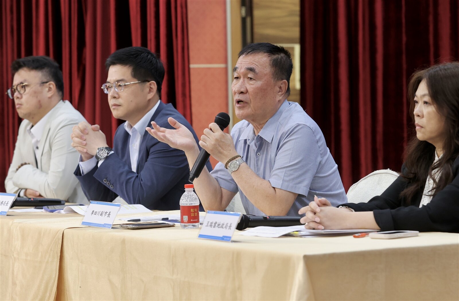 輝達進駐北士科T17、T18進度卡關。台北市副市長李四川(右二)今天開記者會,宣布北市府明天將正式行文給新壽,啟動「共同合意終止契約」協商。記者林俊良/攝影