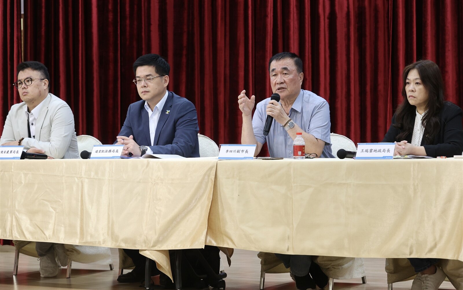 輝達進駐北士科T17、T18進度卡關。台北市副市長李四川(右二)今天邀集法務局長連堂凱(左二)、產業局長陳俊安(左一)、地政局長王瑞雲(右一)等一同舉行記者會,宣布北市府明天將正式行文給新壽,啟動「共同合意終止契約」協商。記者林俊良/攝影