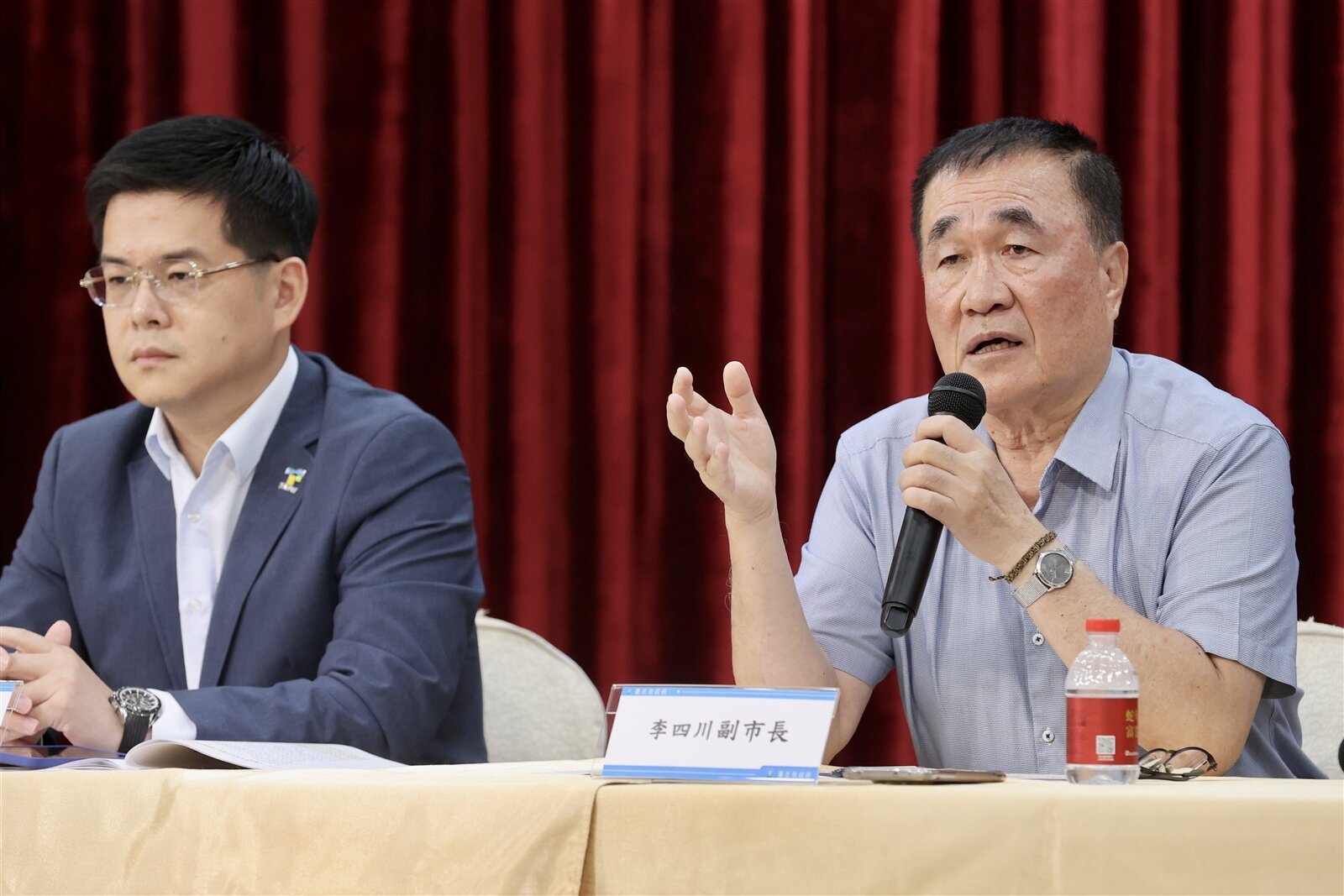 輝達進駐北士科T17、T18進度卡關。台北市副市長李四川（右）今天邀集法務局長連堂凱（左）等一同舉行記者會，宣布北市府明天將正式行文給新壽，啟動「共同合意終止契約」協商。記者林俊良／攝影 