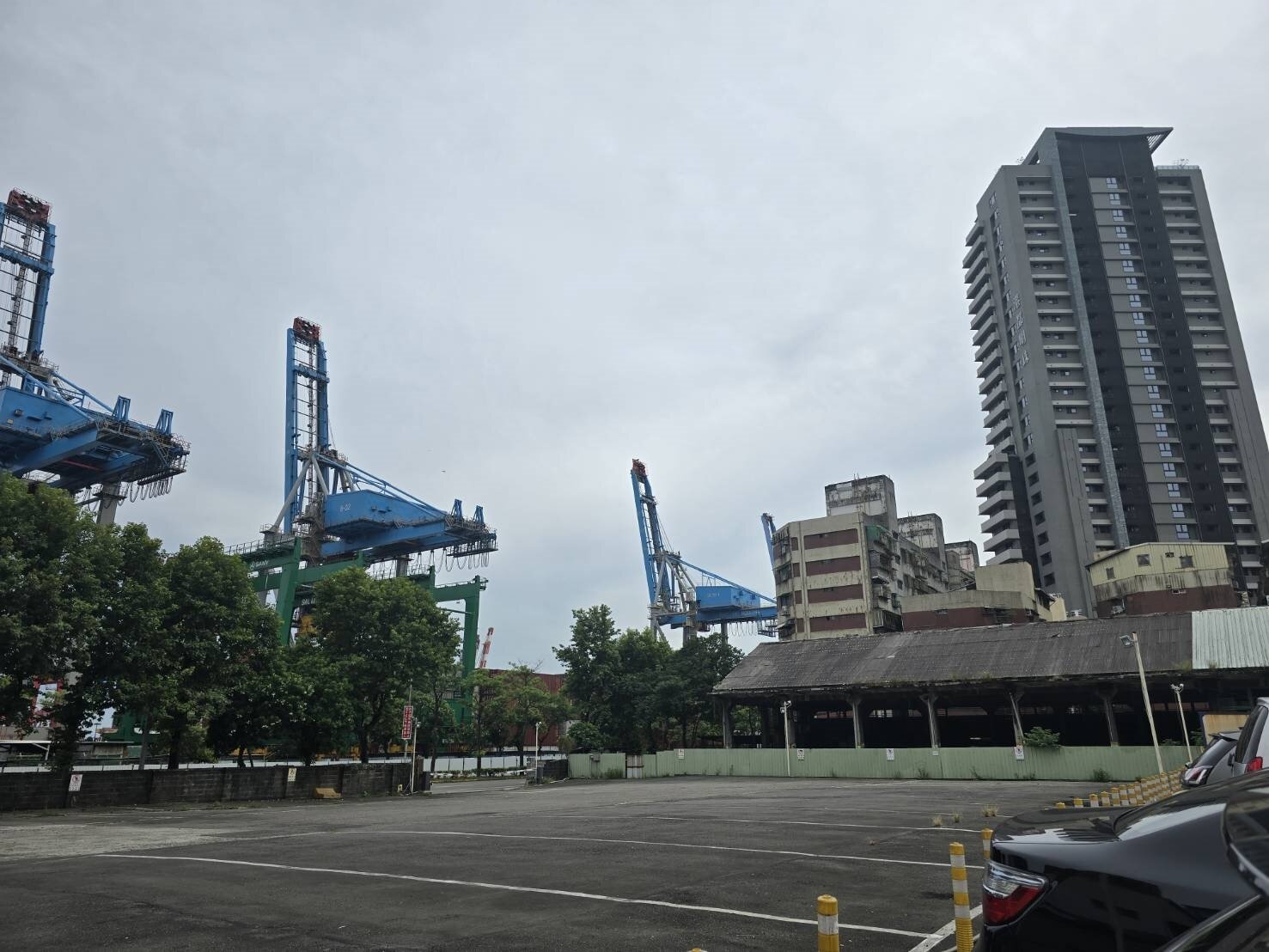 基隆市政府在中正路舊公車修理場規畫建新市政大樓，將採公辦都更模式興建。記者游明煌／攝影 