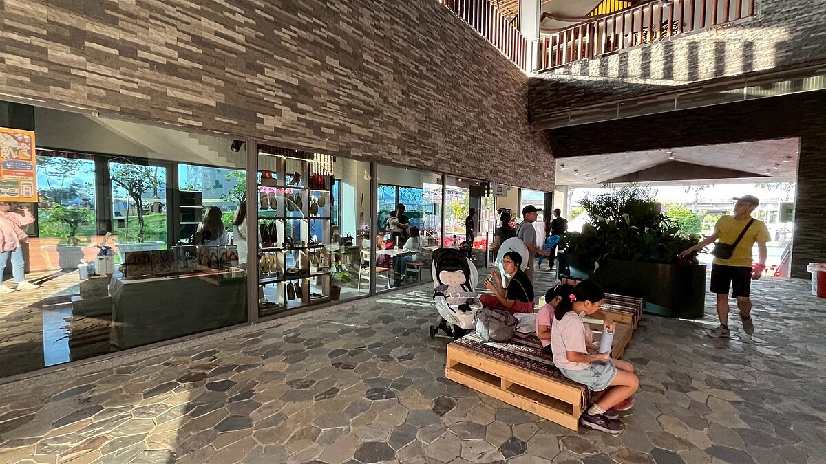 KIRI園區以OT方式營運，由桃原文創股份有限公司負責全區經營與行銷，目前已進駐45個單位，原民局將針對園區內店家辦理行銷、數位等培訓課程，強化行銷管道及業者銷售能力。圖／桃原文創股份有限公司提供