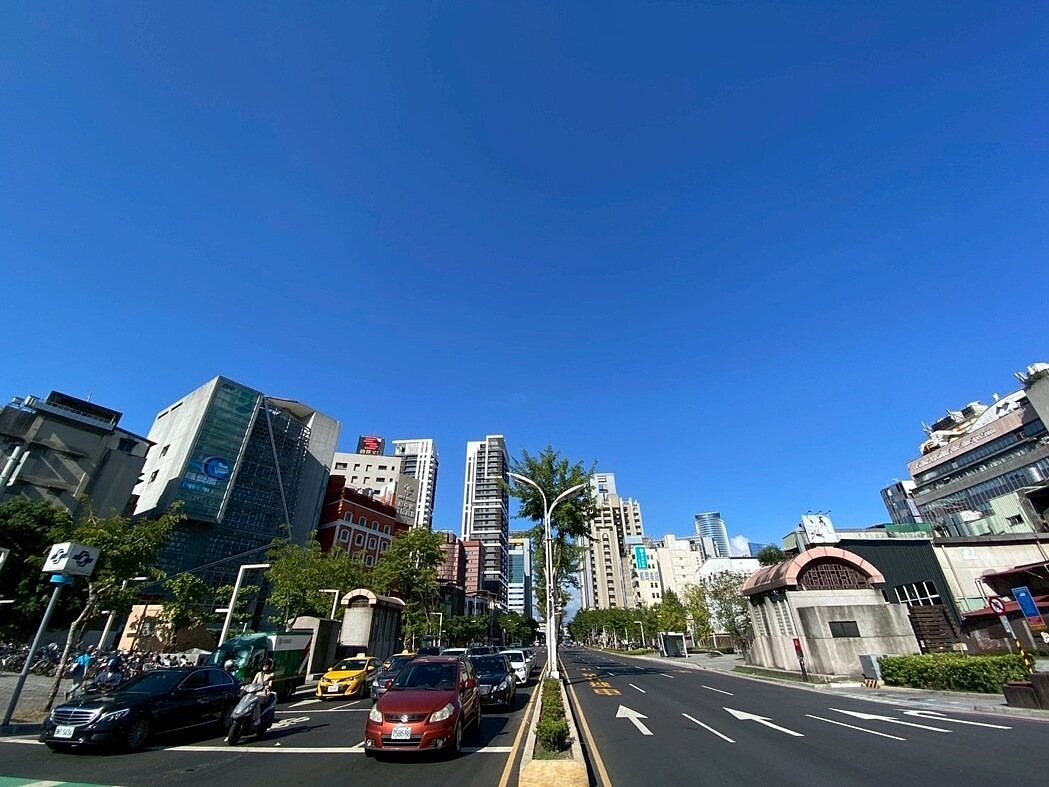 坐落於板橋區的府中遊龍陸橋已全部拆除完畢，縣民大道的街景開闊明亮，呈現嶄新的市容面貌。圖／新北市工務局提供