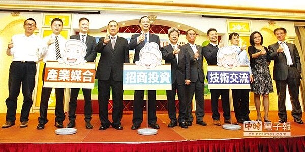 新北市長朱立倫（左五）與聲寶集團董事長陳盛沺（朱立倫左）、雙連安養中心執行長蔡芳文（朱立倫右），共同參與新北市政府所舉辦的銀髮居家產業媒合交流會。（記者袁延壽／攝影）