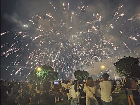 
大稻埕夏日節今年吸引逾29萬人次造訪，周邊商圈業績直線成長，台北市議員陳炳甫指出，淡水河畔另一邊的「淡水漁人碼頭仲夏繽紛樂」煙火秀也有超過10萬人次觀賞，若雙北市合辦必定能互相輝映、相得益彰。（本報資料照片）
