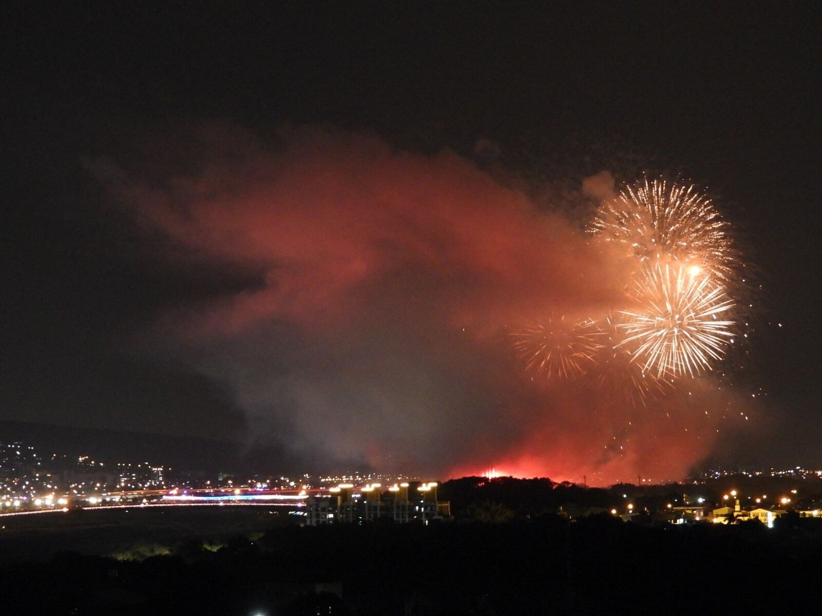南投首度承辦國慶焰火，當晚8時5分時可見一大片濃煙從施放處擴散瀰漫。記者賴香珊／攝影 