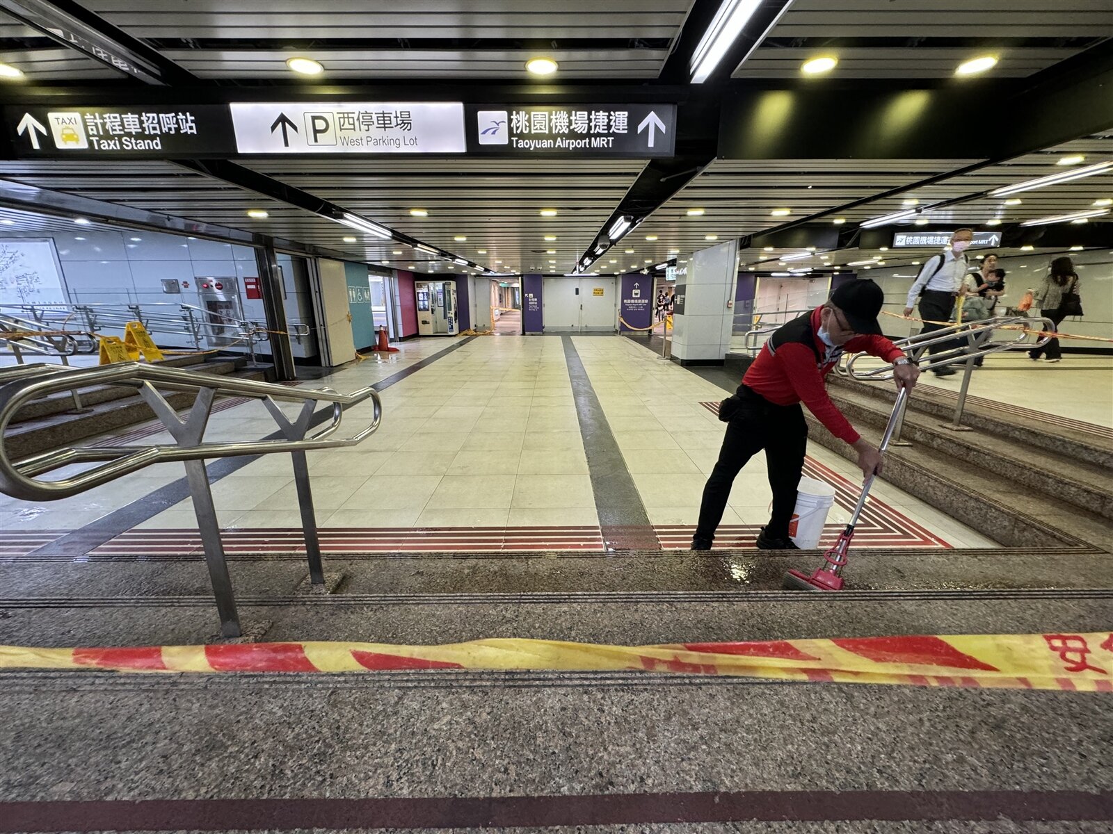 台北車站連接機場捷運的聯通道,走路至少要10到15分鐘。圖/聯合報系資料照