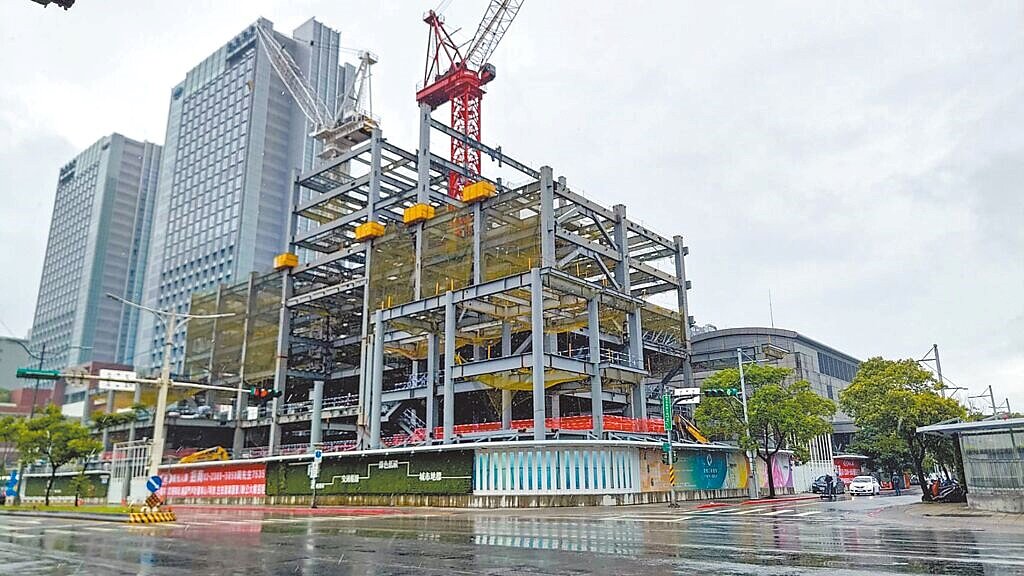 南港轉運站BOT由新光人壽得標後預計2025年12月完工，台北市副市長李四川12日表示，因工程延宕，新壽須提出趕工計畫，核定完後再決定是否同意移轉。圖／游淑慧辦公室提供
