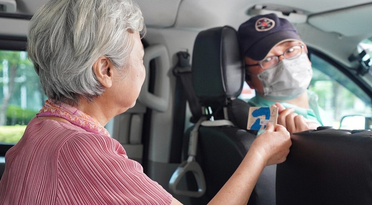 新北市敬老愛心卡點數將增加,服務範圍也將擴大。圖/新北市社會局提供