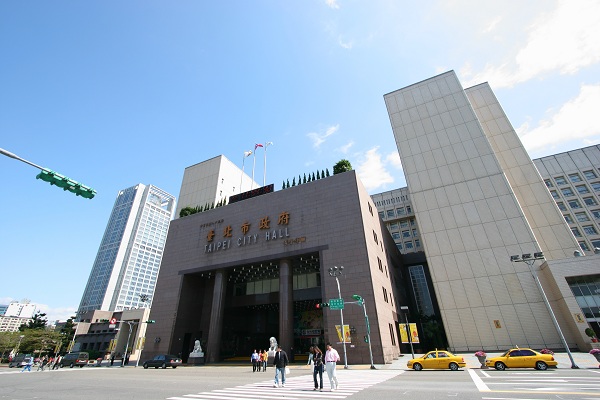 台北市政府大樓外也要劃設特定吸菸區。（圖／好房圈資料中心）