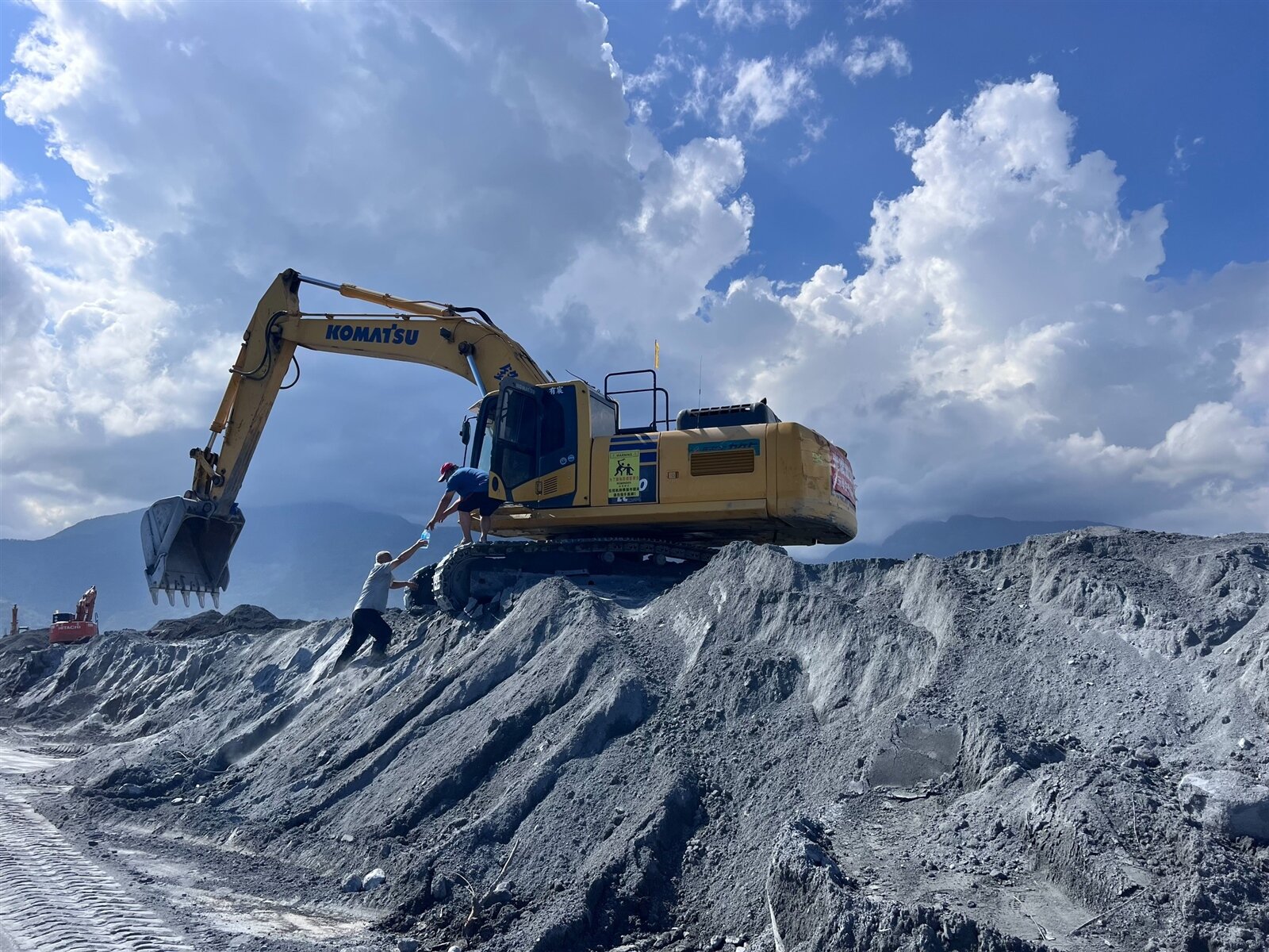 花蓮光復洪災復原不停歇，3周來大量重機具、人力投入救災，尤其重災區佛祖街。記者林佳彣／攝影 