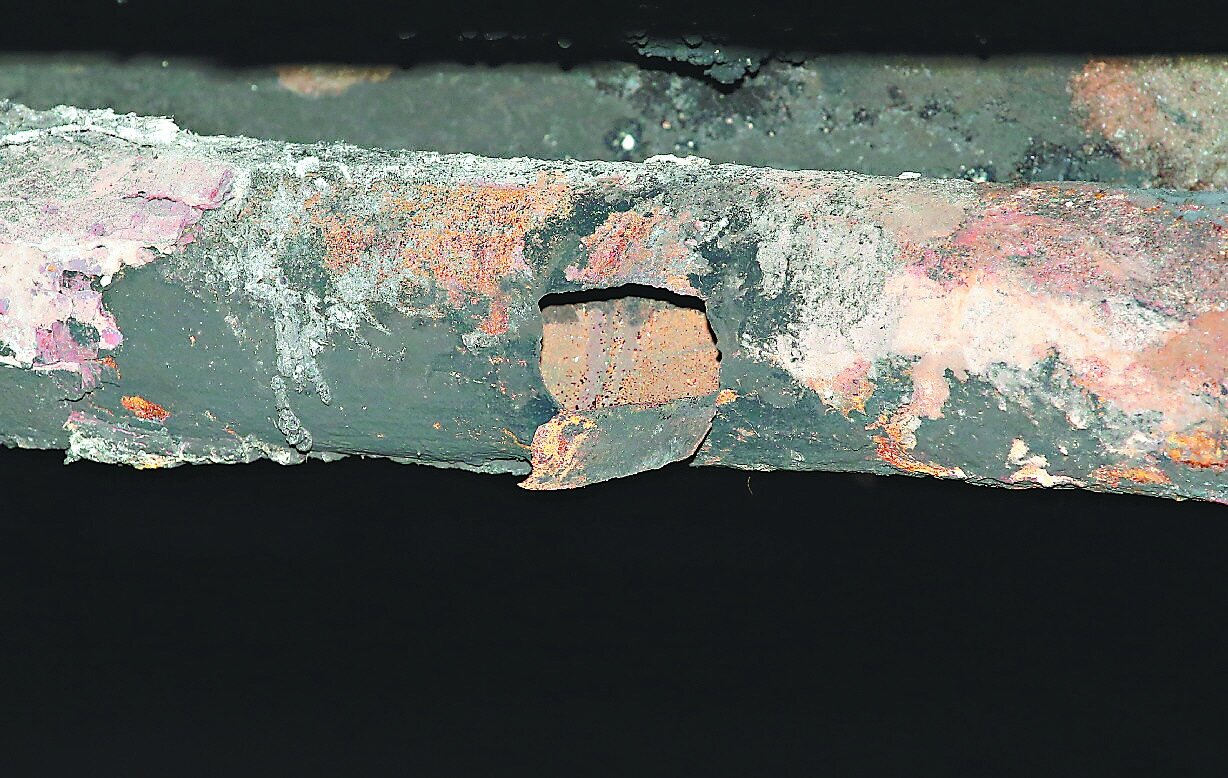 榮化破損的管線 記者林澔一/攝影