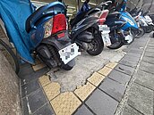基隆騎樓開放停車後遺症　社區地磚破損嚴重民代籲配套